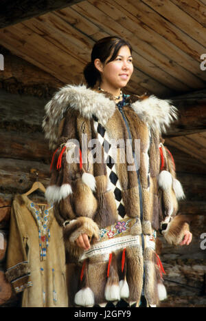 L'Athabaskan femme vêtue de fourrure animale traditionnelle parka fabriqués à partir de castor et wolf décorées avec des peaux animales matelassé, broderie florale à l'aide de fourrure de caribou teints et de perles. Fairbanks Alaska Banque D'Images