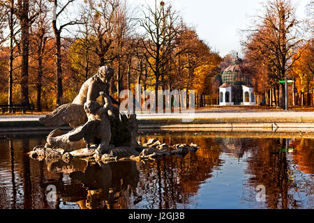 'Madonna' et ses hellions : Automne étang dans le parc de Schönbrunn, Vienne Banque D'Images