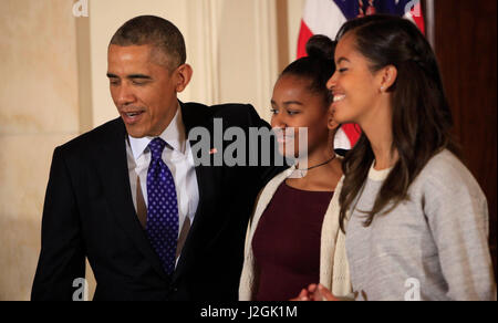 Obama réhabilitations dinde de Thanksgiving 2014. Le président Obama avec ses filles Sasha (à gauche) et de Malia (à droite), les deux hommes de la manipulation du nom de la Turquie le fromage sont Cole Cooper (à gauche) et Gary Cooper, président de la Fédération nationale de la turquie Banque D'Images