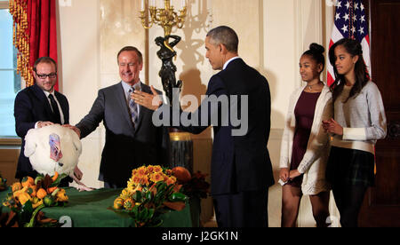 Obama réhabilitations dinde de Thanksgiving 2014. Le président Obama avec ses filles Sasha (à gauche) et de Malia (à droite), les deux hommes de la manipulation du nom de la Turquie le fromage sont Cole Cooper (à gauche) et Gary Cooper, président de la Fédération nationale de la turquie Banque D'Images