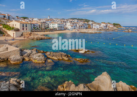 CALELLA DE PALAFRUGELL, ESPAGNE - 7 juin : Calella de Palafrugell est un village de pêcheurs traditionnel blanchi à la chaux et un Voyages et vacances populaires destinati Banque D'Images