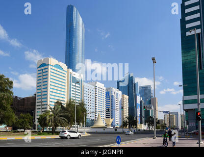 Cheikh Rashid Bin Saeed Street à Abu Dhabi, Émirats arabes unis, Moyen Orient Banque D'Images