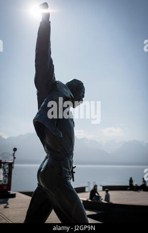 La statue de Freddie Mercury, fin chanteur du groupe de rock britannique Queen, au bord du lac du lac Léman à Montreux, Suisse le 17-mars-2017. Banque D'Images