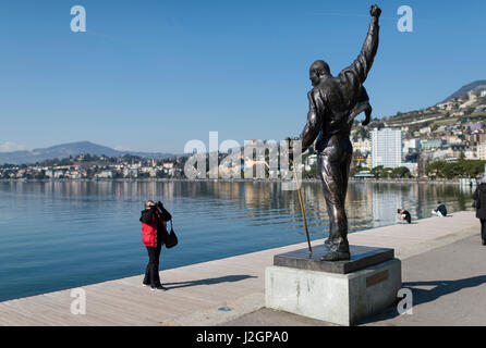 Un touriste est de prendre une photo de la statue de Freddie Mercury, fin chanteur du groupe de rock britannique Queen, au bord du lac du lac Léman à Montreux, sw Banque D'Images