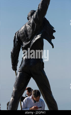 Les touristes autour de la statue de Freddie Mercury, fin chanteur du groupe de rock britannique Queen, au bord du lac du lac Léman à Montreux, Suisse le 17-M Banque D'Images