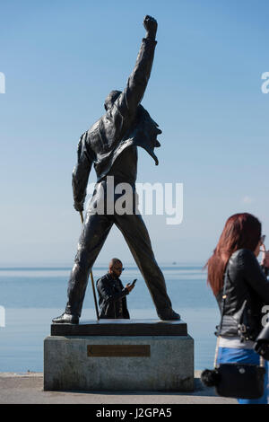 Les touristes autour de la statue de Freddie Mercury, fin chanteur du groupe de rock britannique Queen, au bord du lac du lac Léman à Montreux, Suisse le 17-M Banque D'Images