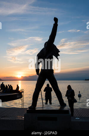 Les touristes autour de la statue de Freddie Mercury, fin chanteur du groupe de rock britannique Queen, au bord du lac du lac Léman à Montreux, Suisse le 17-M Banque D'Images