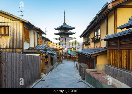 La Pagode Yasaka et Sannen Zaka Rue du matin, Kyoto, Japon. Banque D'Images