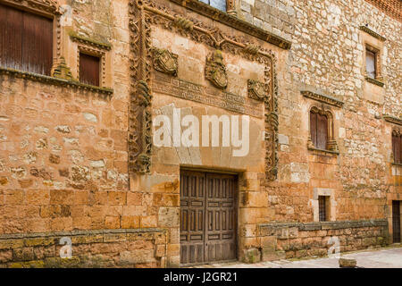 AYLLON, ESPAGNE - 15 MAI 2016 : Façade de palais Contreras dans Ayllon, Ségovie, Castille et Leon, Espagne Banque D'Images