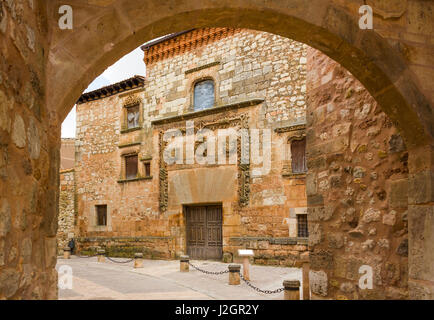 AYLLON, ESPAGNE - 15 MAI 2016 : Porte de la ville et de la façade de palais Contreras dans Ayllon, Ségovie, Castille et Leon, Espagne Banque D'Images