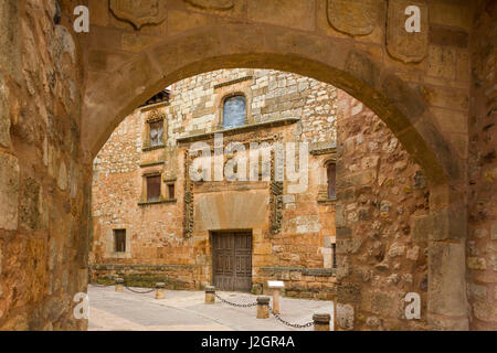AYLLON, ESPAGNE - 15 MAI 2016 : Porte de la ville et de la façade de palais Contreras dans Ayllon, Ségovie, Castille et Leon, Espagne Banque D'Images