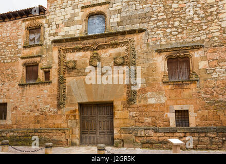 AYLLON, ESPAGNE - 15 MAI 2016 : Façade de palais Contreras dans Ayllon, Ségovie, Castille et Leon, Espagne Banque D'Images