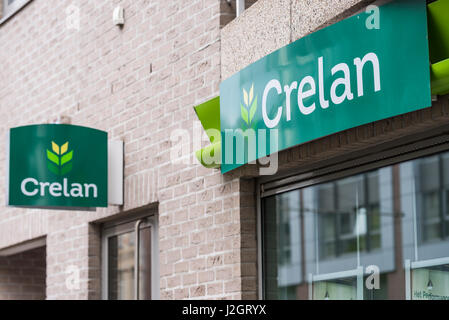 Le logo de la banque belge Crelan et branch Banque D'Images