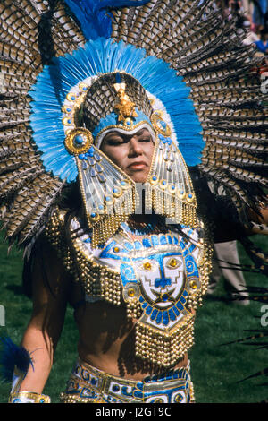 Aztec femme porte une coiffe d'or traditionnel magnifique manteau et la poitrine faite avec des pierres bleu et bleu des plumes d'oiseaux exotiques Banque D'Images