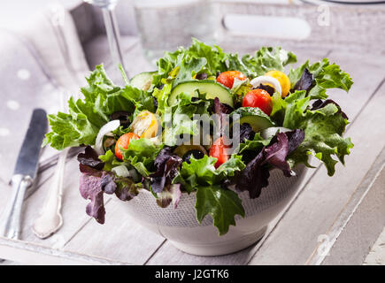 Salade d'été frais dans un bol Banque D'Images