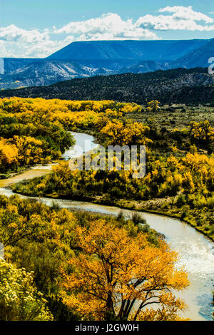 Abiquiu, Nouveau Mexique, Chama Curvy rivière serpente à travers la vallée de Abiquiu en automne Banque D'Images