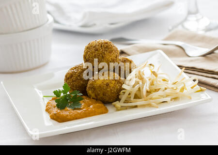 Boules de falafel couverts au sésame Banque D'Images