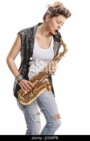 Punk girl playing saxophone isolé sur fond blanc Banque D'Images