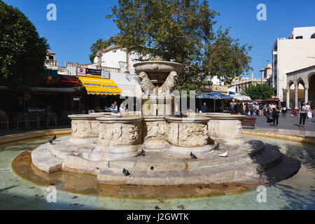 Heraklion, Grèce - 12 octobre 2016 : Les gens sont autour de la fontaine Morosini, sur une rue piétonne commerçante de la ville Banque D'Images