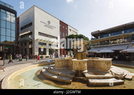 Heraklion, Grèce - 12 octobre 2016 : Les gens sont autour de la fontaine Morosini, sur une rue piétonne commerçante de la ville Banque D'Images