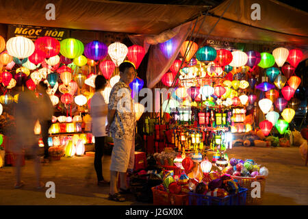 HOI AN, VIETNAM - 15 mars : vente de lanternes colorées homme vietnamien à la rue du marché de l'ancienne ville de Hoi An, classé au Patrimoine Mondial de l'UNESCO sur Mars Banque D'Images