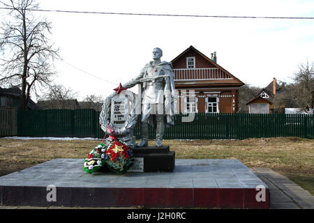 Le monument aux héros qui sont tombés dans les combats pour la patrie pendant la Grande guerre patriotique de 1941-1945. Une fosse commune, le village de Tatari Banque D'Images