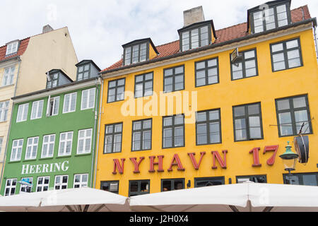 Copenhague, Danemark - 31 juillet 2016 : célèbre promenade de Nyhavn avec ses bâtiments colorés. C'est l'un des plus célèbres dans le pays Banque D'Images