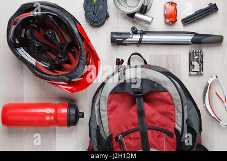 Sur le dessus de la photographie accessoires motards vide sur fond de bois Banque D'Images