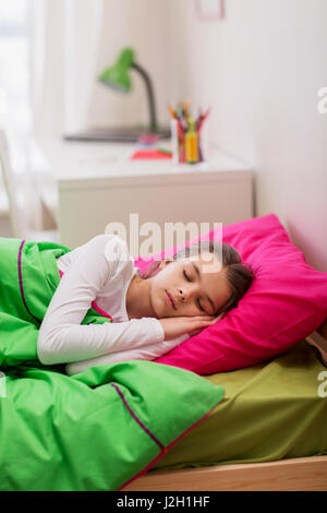 Fille dormir dans son lit à la maison Banque D'Images