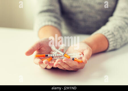 Close up of woman hands holding des seringues à insuline Banque D'Images