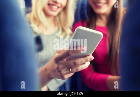 Close up de la femme dans le bus voyage avec smartphone Banque D'Images