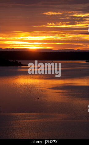 Le lever du soleil sur la canal Kazinga. L'Afrique. L'Ouganda. Une excellente illustration. Banque D'Images