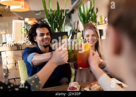Happy friends clinking boissons au restaurant Banque D'Images