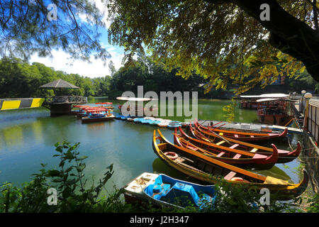 Bateaux en bois au Foy's Lake Amusement Monde. C'est un parc à thème. Il a été creusé en 1924. Chittagong, Bangladesh. Banque D'Images