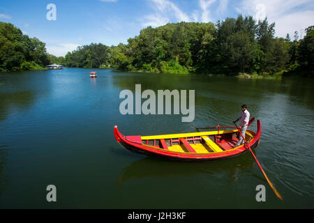 Direction un batelier bateau en bois au Foy's Lake Amusement Monde. C'est un parc à thème. Il a été creusé en 1924. Chittagong, Bangladesh. Banque D'Images