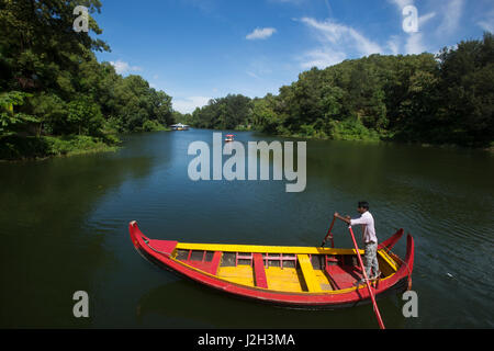 Direction un batelier bateau en bois au Foy's Lake Amusement Monde. C'est un parc à thème. Il a été creusé en 1924. Chittagong, Bangladesh. Banque D'Images