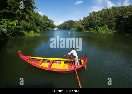 Direction un batelier bateau en bois au Foy's Lake Amusement Monde. C'est un parc à thème. Il a été creusé en 1924. Chittagong, Bangladesh. Banque D'Images