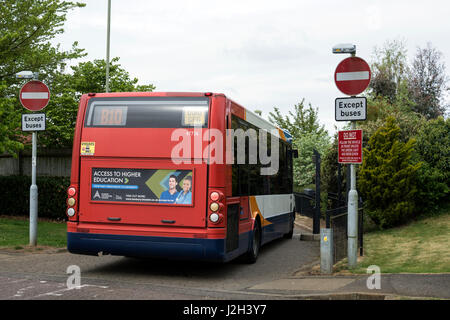 Seuls les bus road, Hardwick Housing Estate, Banbury, Oxfordshire, England, UK Banque D'Images