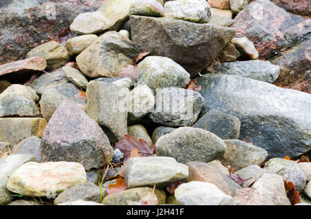 Un cairn de pierre sur la côte ouest suédoise sur une île Banque D'Images