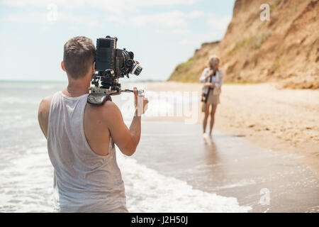 Alors que l'opérateur de travailler avec un grand appareil photo professionnel Banque D'Images
