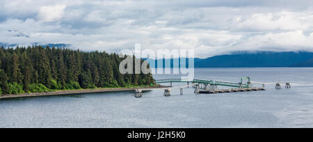 Icy Dock dans l'Alaska tout droit sous ciel nuageux Banque D'Images