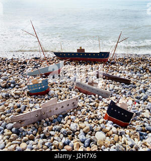 Modèles de bateaux sur la plage. Banque D'Images