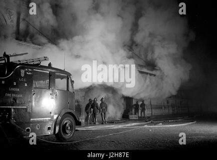 Les autres présentent la fumée qui s'échapper de la viande Smithfield Market à Londres après un incendie souterrain à l'Union européenne Entreprise d'entreposage au froid. Banque D'Images