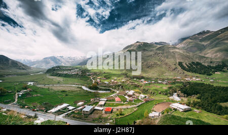 Tkarsheti sur fond de montagne Village de Kazbegi district, région de Mtskheta-Mtianeti, Géorgie. Paysage panoramique au printemps ou en été. Banque D'Images