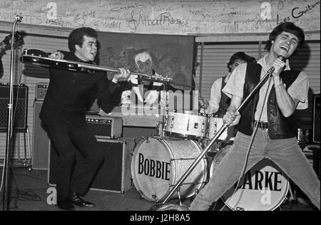 Vince Taylor et les Bobbie Clarke le bruit. Sur le côté gauche, bassiste britannique Alan Bugby durant un concert au Golf-Drouot à Paris, 1964. Photo André Crudo Banque D'Images