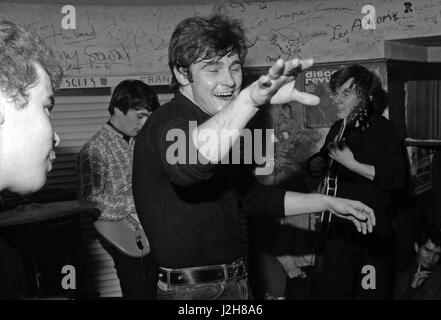 Vince Taylor et les Bobbie Clarke le bruit. De gauche à droite : bassiste britannique Alan Bugby, Ralph Danks, Vince Taylor et Johnny Taylor. Golf-Drouot, Paris, 1964. Photo André Crudo Banque D'Images