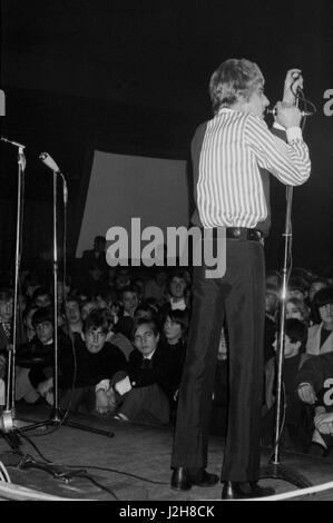 Roger Daltrey, fondateur et chanteur du groupe de rock britannique The Who. Ici le chant lors d'un concert à la Locomotive à Paris le 13 novembre 1965. Photo André Crudo Banque D'Images