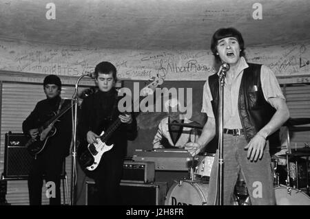 Vince Taylor et les Bobbie Clarke le bruit. Sur le côté gauche, bassiste britannique Alan Bugby durant un concert au Golf-Drouot à Paris, 1964. Photo André Crudo Banque D'Images