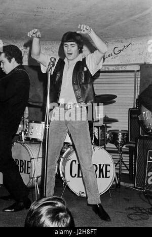 Vince Taylor et les Bobbie Clarke le bruit. Sur le côté gauche, bassiste britannique Alan Bugby durant un concert au Golf-Drouot à Paris, 1964. Photo André Crudo Banque D'Images