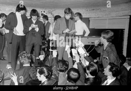 Charlie Watts et Bill Wyman, les membres des Rolling Stones, de signer des autographes sur la scène du Golf-Drouot à Paris en 1965. Photo André Crudo Banque D'Images